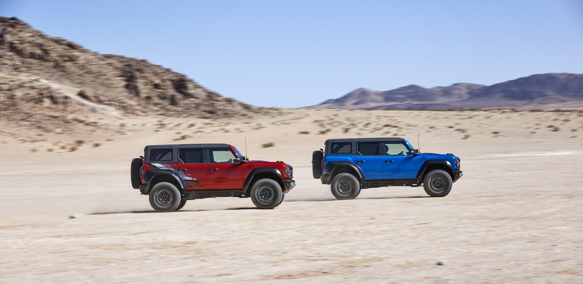 2022-ford-bronco-raptor-_off-road_velocity-blue_hot-pepper-red_02